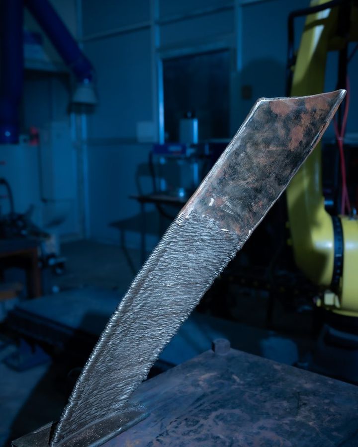 Thin-walled blade deposited by WAAM
